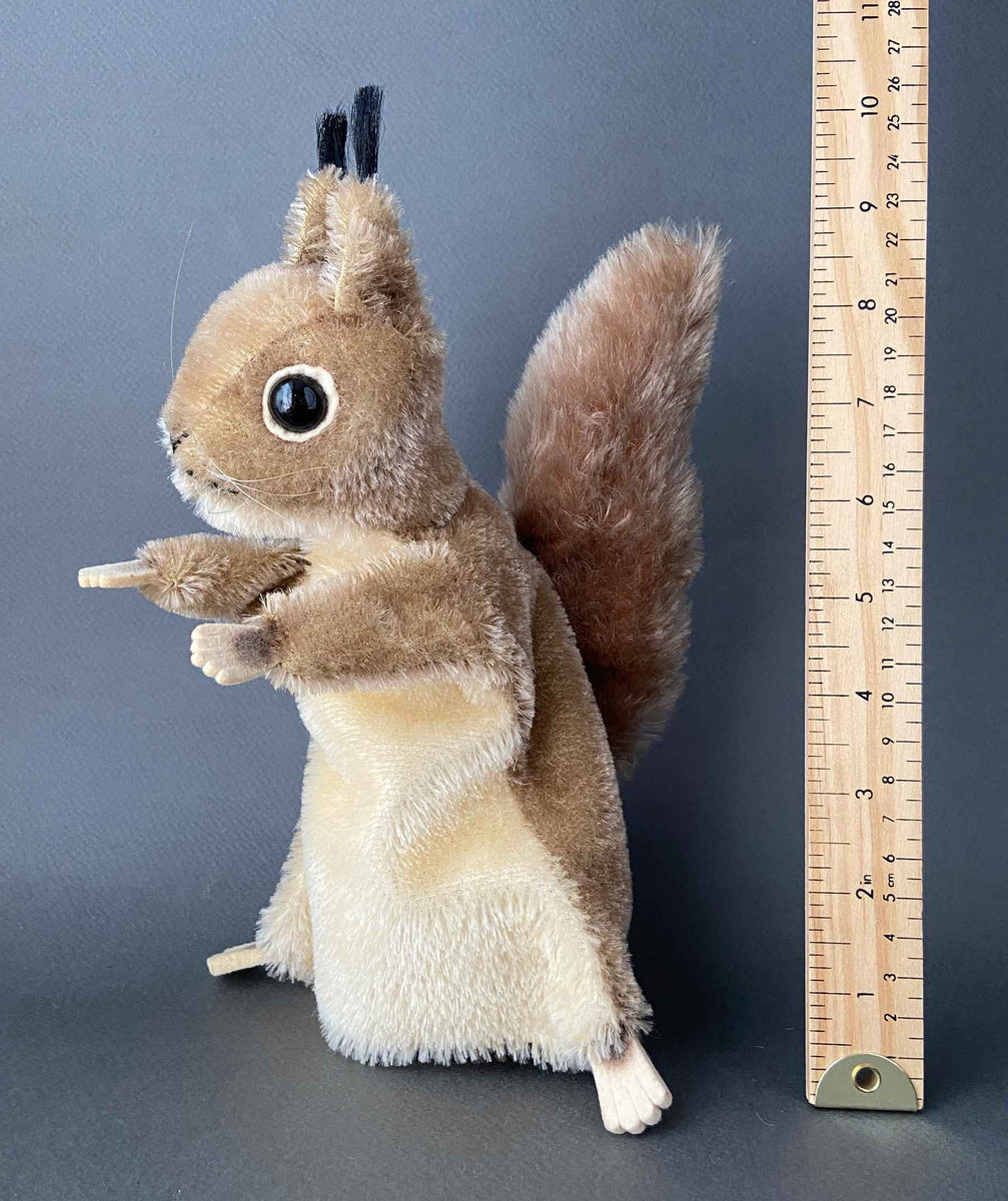 02-Steiff-Hopsi-Squirrel-Hand-