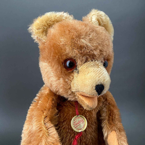 01-Hermann-Teddy-Bear-Hand-